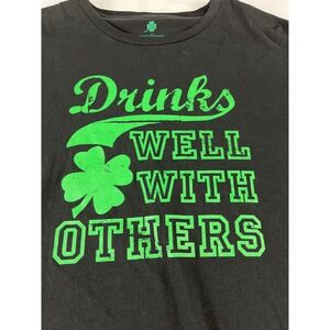 Unbranded T-Shirt Mens L Black Drinks Well With Others‎ Shamrock St Patricks Day